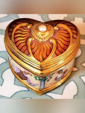 Heart-Shaped Porcelain Romeo And Juliet Musical Trinket Box with Gold Accents